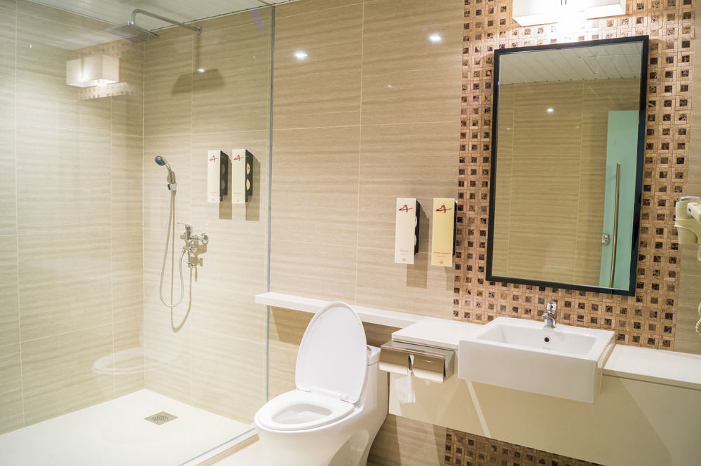 Ambassador Transit - Terminal 2 Khách sạn 3*